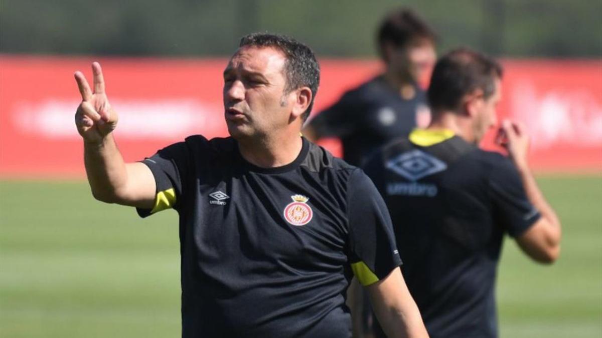 Eusebio dirigiendo un entrenamiento durante la pretemporada del Girona