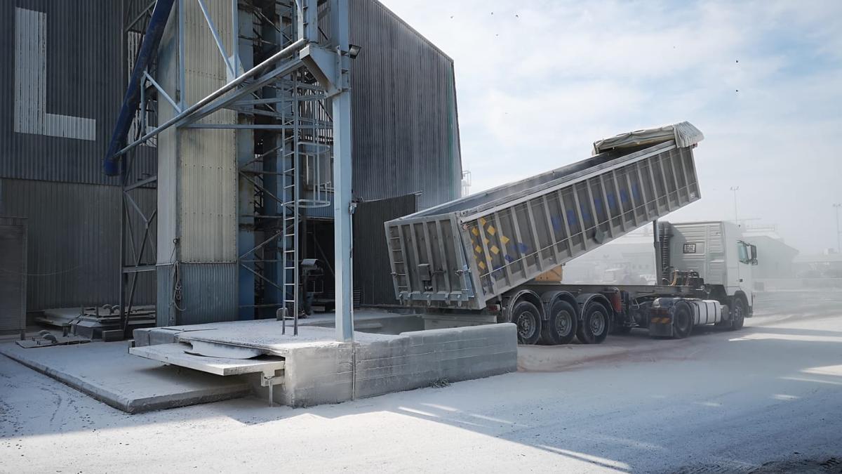 Un camión de cereales descarga el material en una fábrica productora de pienso para animales.