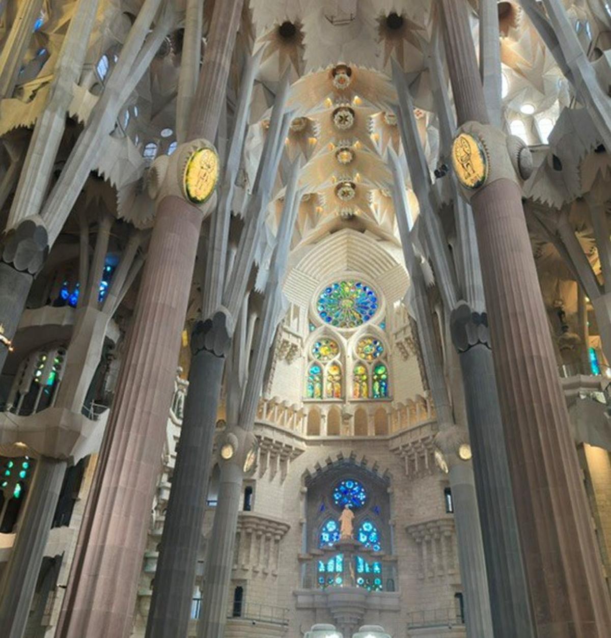 Columnas arborescentes del templo en las que se aprecian los diferentes colores según los materiales empleados en función de su resistencia.