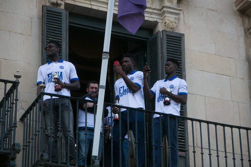 Unos 300 aficionados arropan al equipo de Rivero en el Ayuntamiento tras su ascenso a LEB Oro