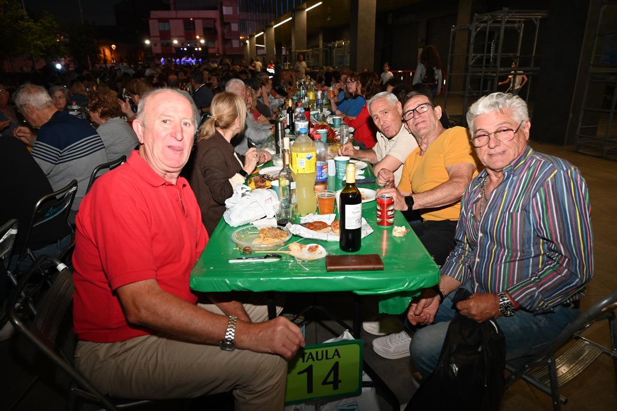 Fotogalería I La plaza del Estadio de la Cerámica, a rebosar en la macrocena de veinos de Sant Pasqual Fotogalería I La plaza del Estadio de la Cerámica, a rebosar en la macrocena de veinos de Sant Pasqual