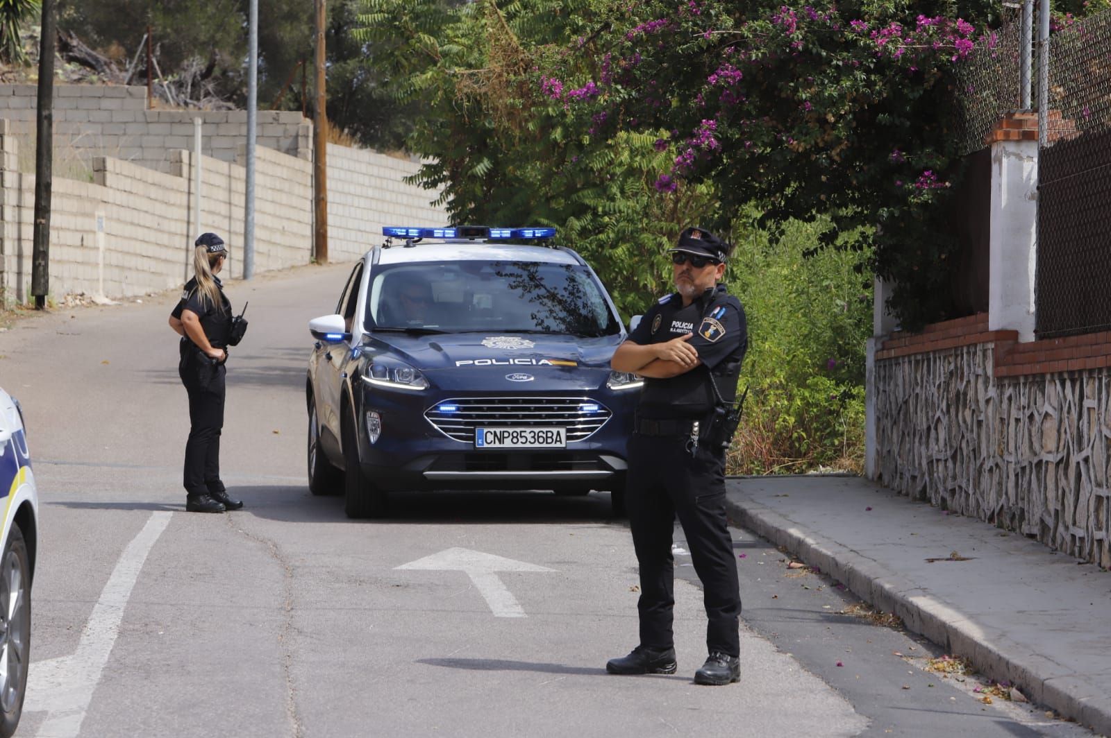 Un hombre armado se atrinchera en su chalet en Alzira