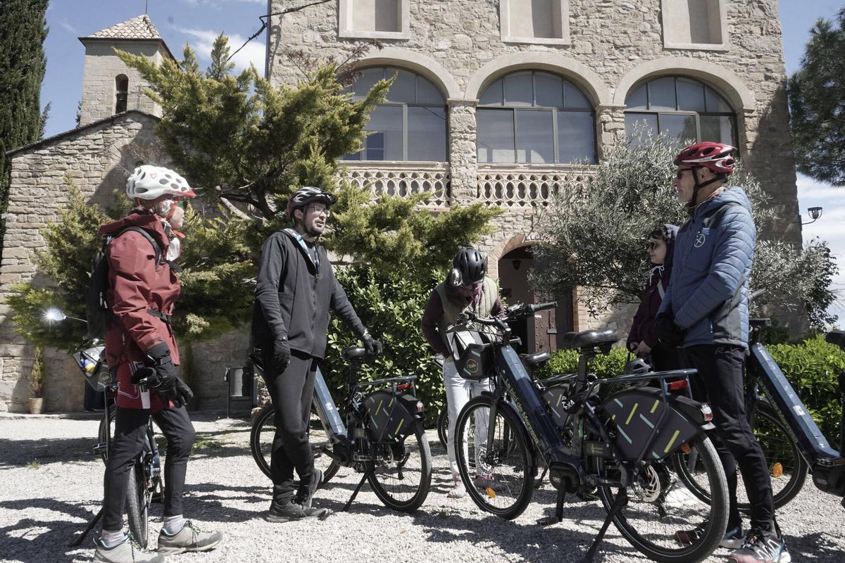 S’estrena a Manresa la ruta ignasiana amb bicicleta elèctrica