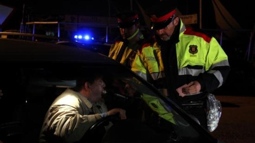 Agents de Trànsit fent controls d&#039;alcoholèmia.