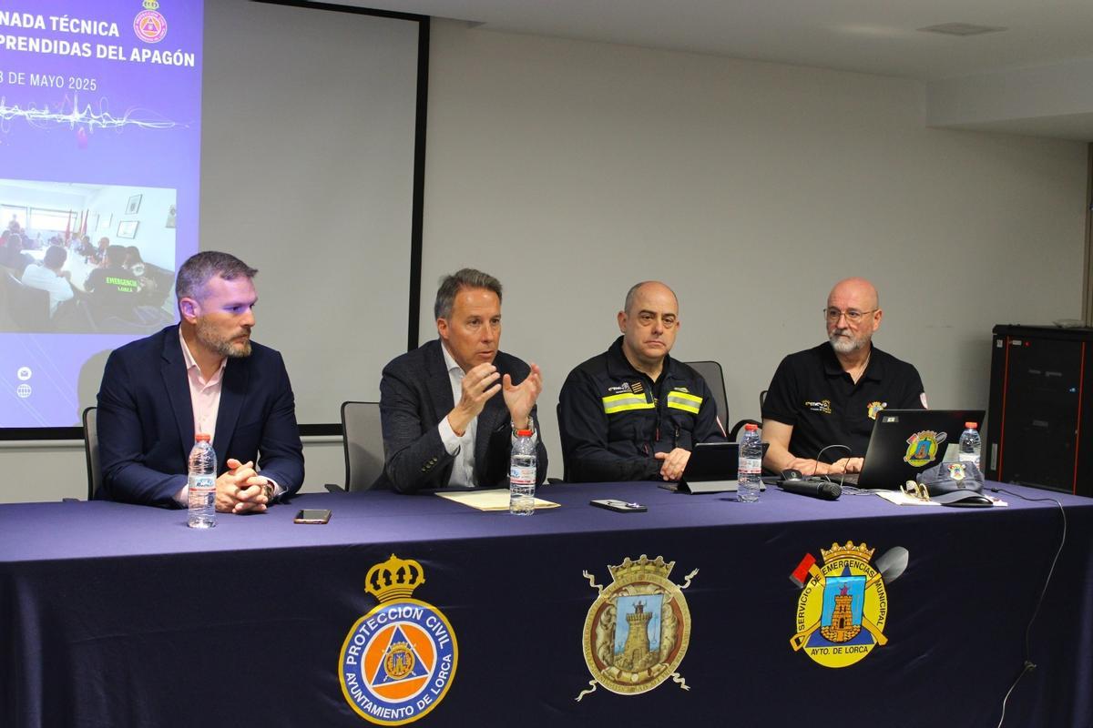 Gil Jódar junto a representantes de Emergencias.