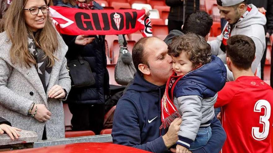 José Alberto López besa a su hijo pequeño, Javier, al término del encuentro ante su mujer, Laura Llavona, a la izquierda.