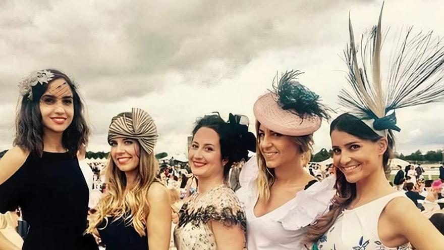 Clientas de Teresa luciendo sus tocados en Ascot