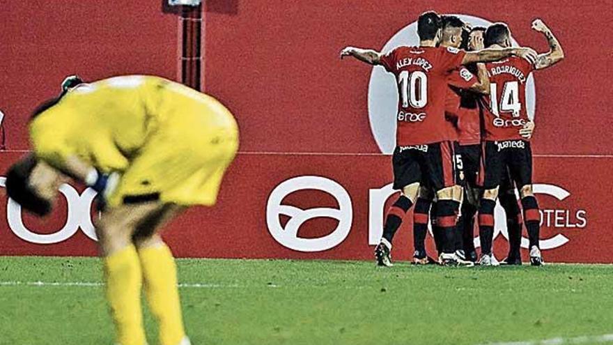 Los jugadores del Mallorca celebran un gol al CÃ³rdoba, en Palma.