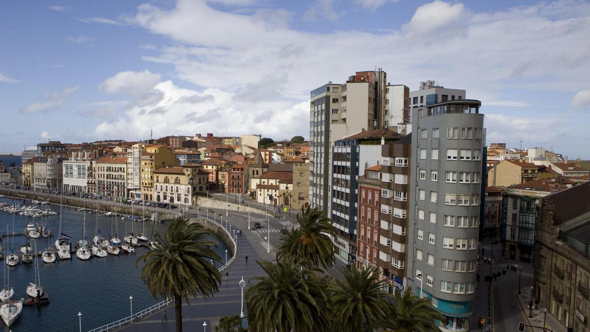 El barrio de Cimavilla, visto desde los jardines de la Reina.