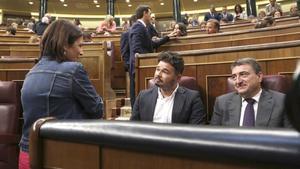 Adriana Lastra (PSOE) conversa con Gabriel Rufián (ERC) y Aitor Esteban (PNV) en el hemiciclo del Congreso.
