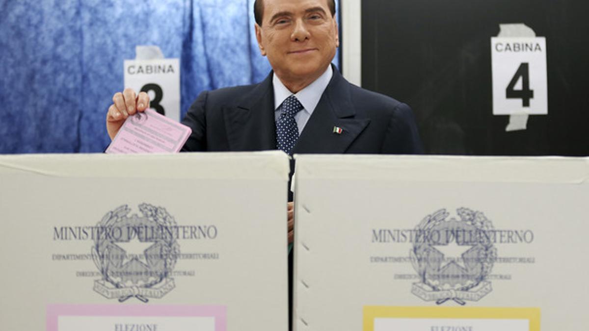 Berlusconi vota en un colegio electoral de Milán esta mañana. AP