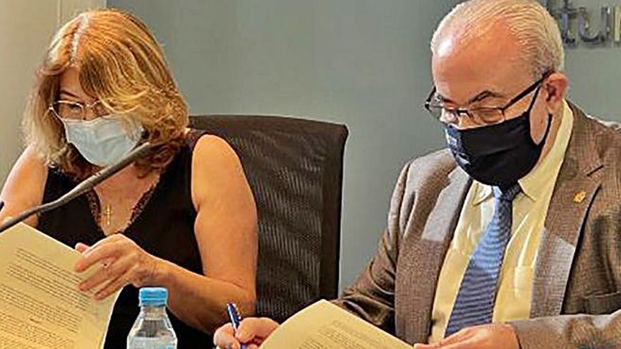 María Isabel Campuzano y José Luis Mendoza, durante la firma.  | UCAM