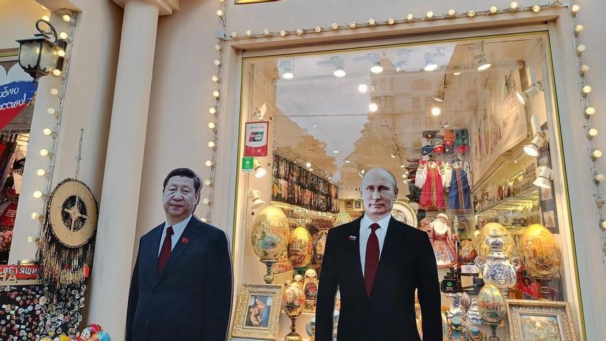 Retratos de Vladímir Putin y Xi Jinping en una tienda de ’souvenirs’.