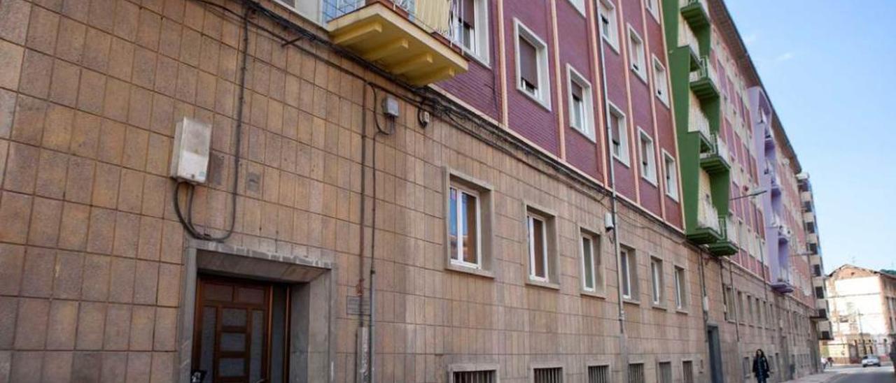 El bloque de viviendas de la calle Francisco Ferrer de La Felguera en donde se pretende instalar un ascensor exterior.