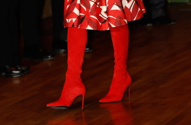La reina Letizia combina su falda estampada de Carolina Herrera con sus botas altas de tacón de Magrit