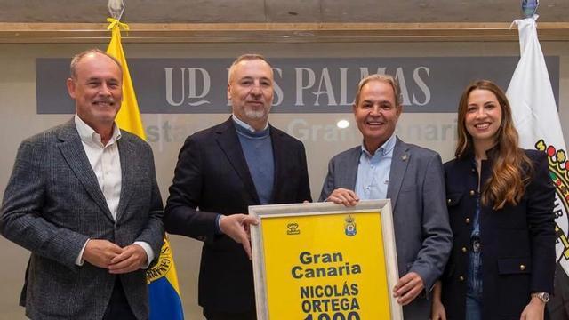 Ortega muestra el cuadro de los mil partidos, en el palco, junto a Ramírez, Carla Ramírez y Rafael Méndez.  | LA PROVINCIA / DLP