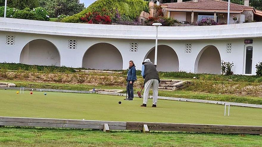 Jugadores de croquet en las instalaciones del Beach Club La Toja.