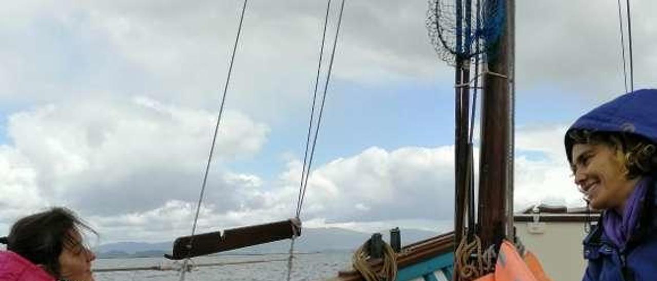 El recorrido por la rías de Arousa a bordo del &quot;Chasula&quot;, ayer. // Juan Diéguez / Chasula