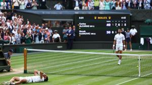 El murciano Carlos Alcaraz celebra su victoria en Wimbledon frente a Novak Djokovic.