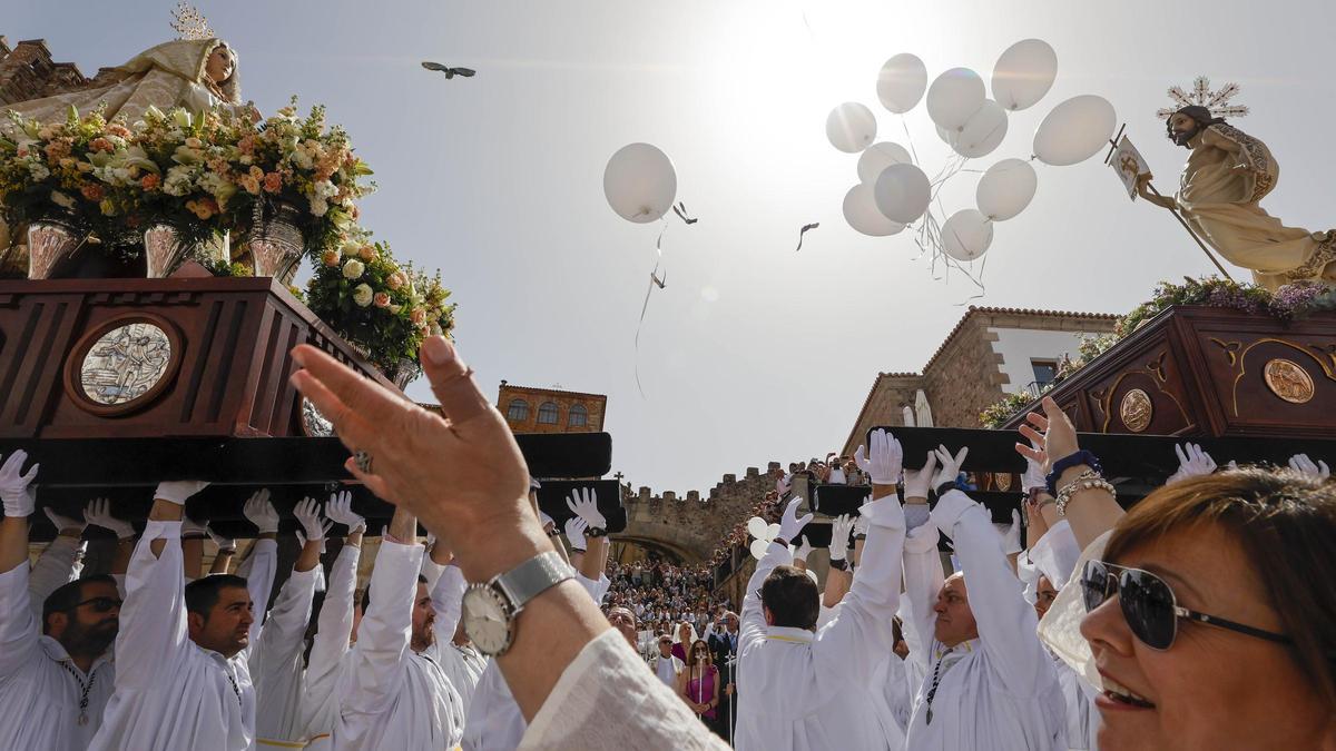 Suelta de globos y palomas en el momento en que los cofrades mecen a Cristo Resucitado y la Virgen de la Alegría.os a pulso ante una plaza Mayor llena.