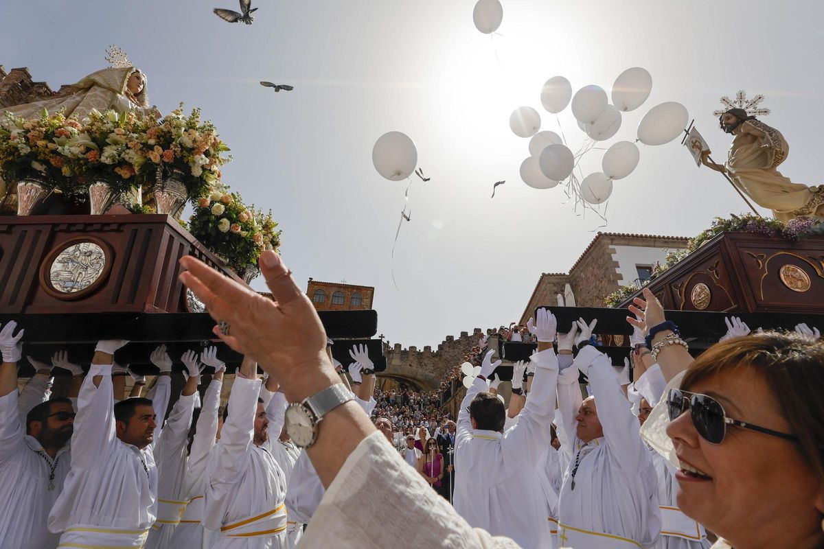 Suelta de globos y palomas en el momento en que los cofrades mecen a Cristo Resucitado y la Virgen de la Alegría.os a pulso ante una plaza Mayor llena.