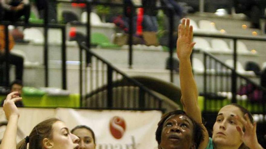 Sabelle Diata, durante un partido con el Celta. // Marta G. Brea