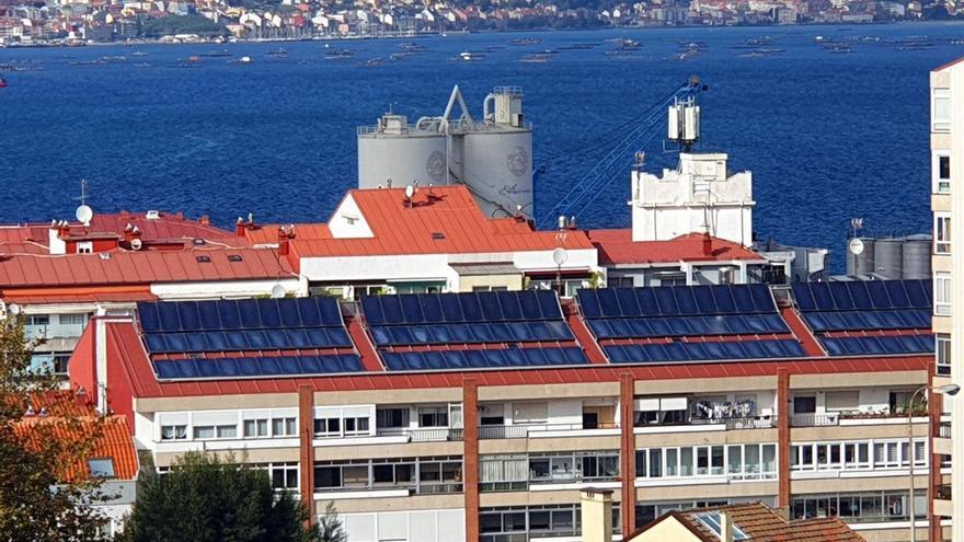 Paneles en el tejado de un edificio en Vigo