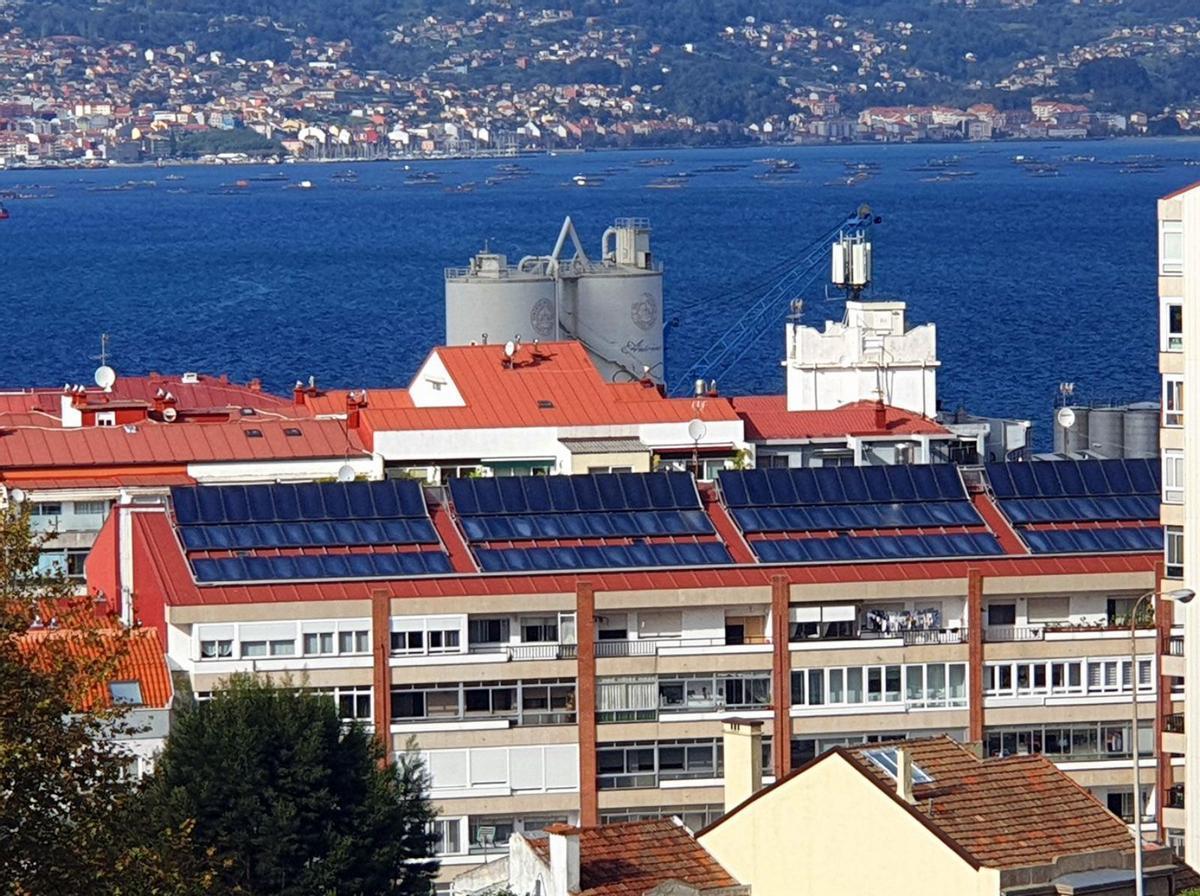 Paneles en el tejado de un edificio en Vigo
