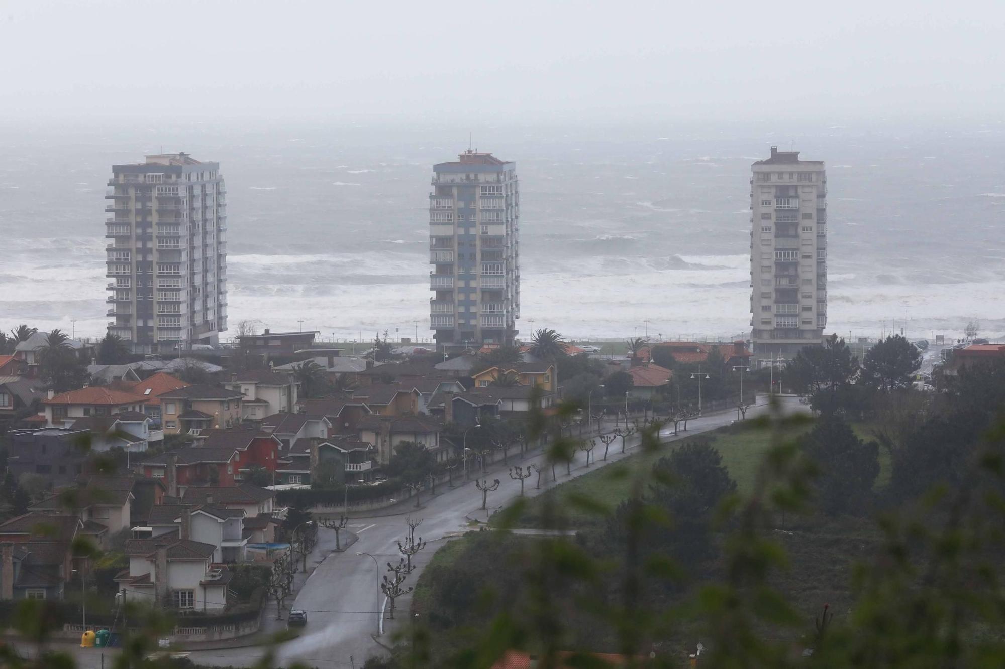 EN IMÁGENES: El temporal en la comarca de Avilés, así estaba la playa de Salinas