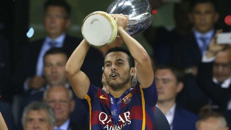 El barcelonista Pedro levanta el trofeo de la Supercopa de Europa.