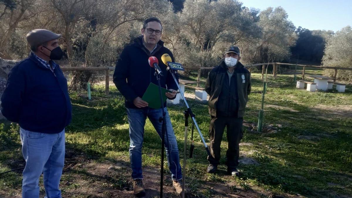 El delegado, durante su intervención en la visita que ha hecho a las lagunas Amarga y Dulce.