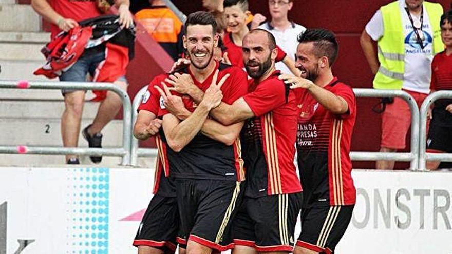 Los jugadores del Mirandés celebran un gol.