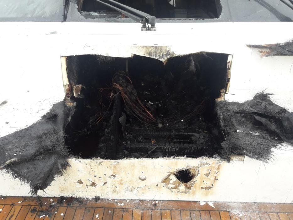 Cuatro intoxicados en el incendio de un gran yate en Puerto Portals