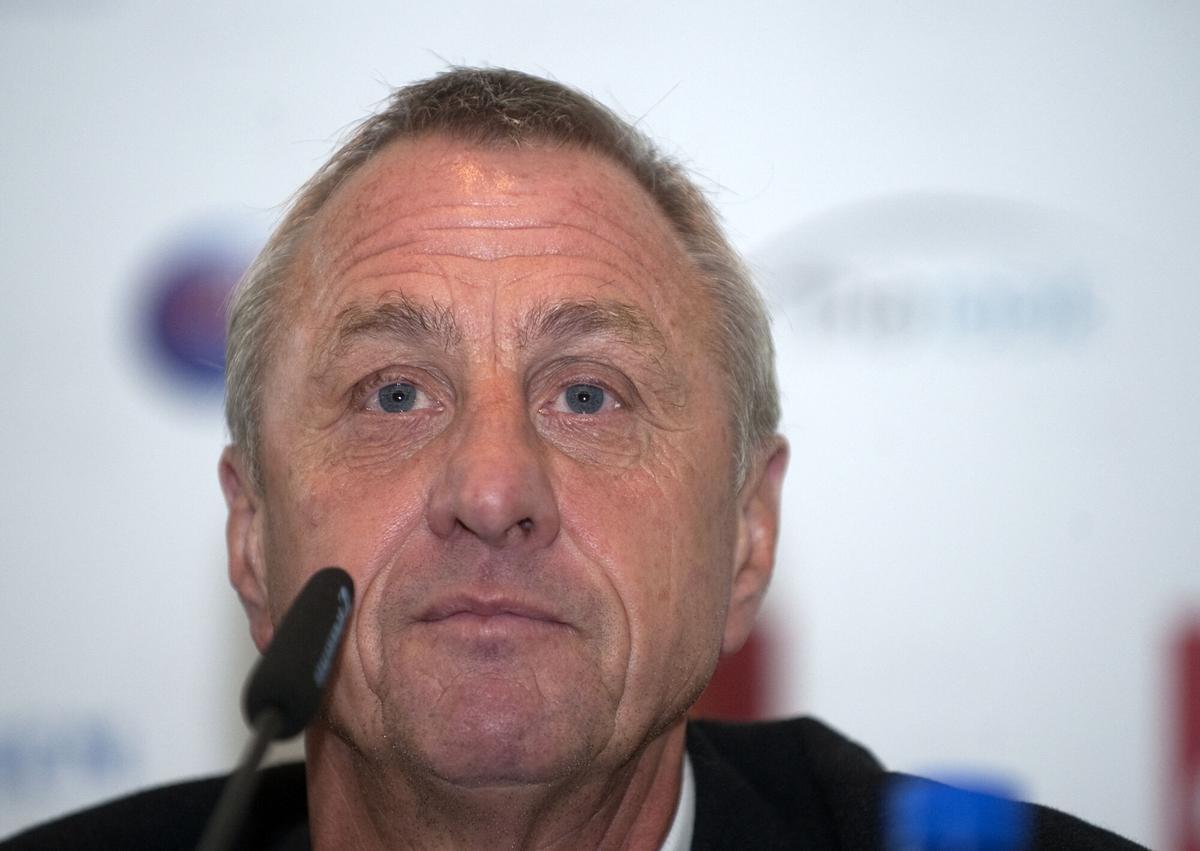 BARCELONA 09.11.2009 EL NUEVO SELECCIONADOR DE LA SELECCION CATALANA DE FUTBOL , EL HOLANDES JOHAN CRUYFF, EN RUEDA DE PRENSA EN EL PALAU DE CONGRESOS . FOTOGRAFIA DE JORDI COTRINA