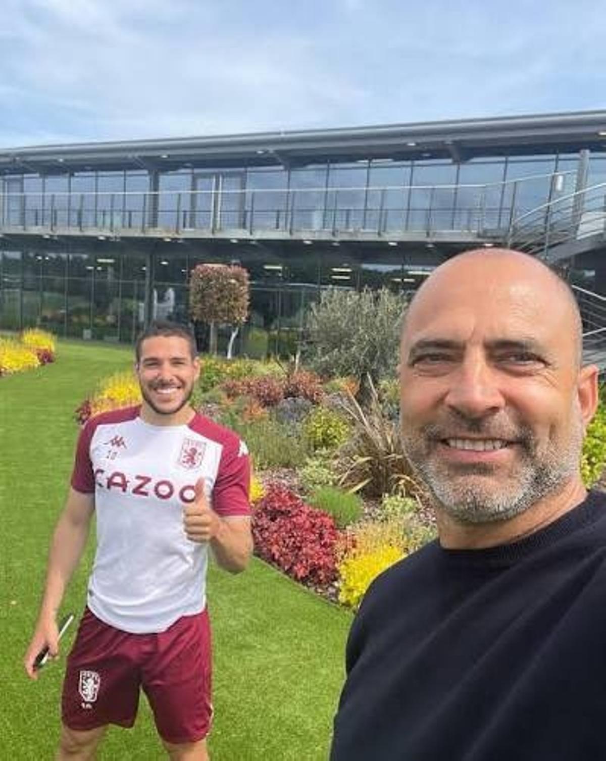 Juan Eduardo Esnaider con Emiliano Buendía en las instalaciones del Aston Villa.