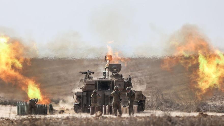El ejército israelí, en uno de los bombardeos previos a la invasión de Gaza.  / FDV