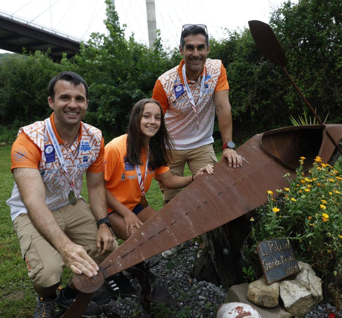 Por la izquierda, Fernando Fernández, Salomé Llorián y Álvaro Fiuza posan con sus recientes medallas en los Nacionales. | MIKI LÓPEZ