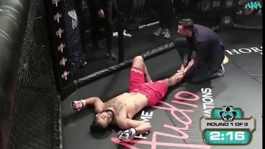 Se parte la pierna dando una patada a un rival en la MMA