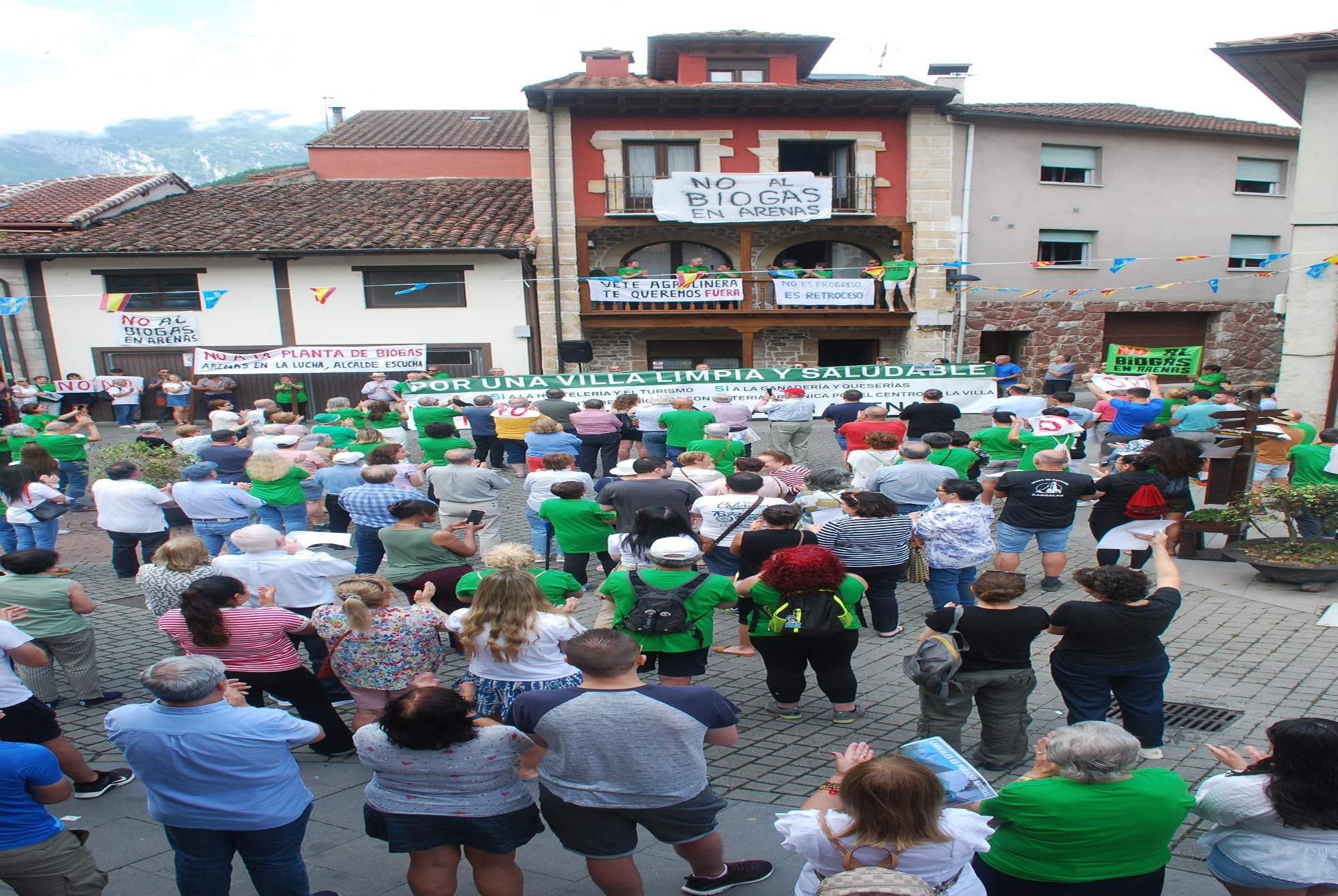 Manifestación contra la planta de biogás en Arenas de Cabrales