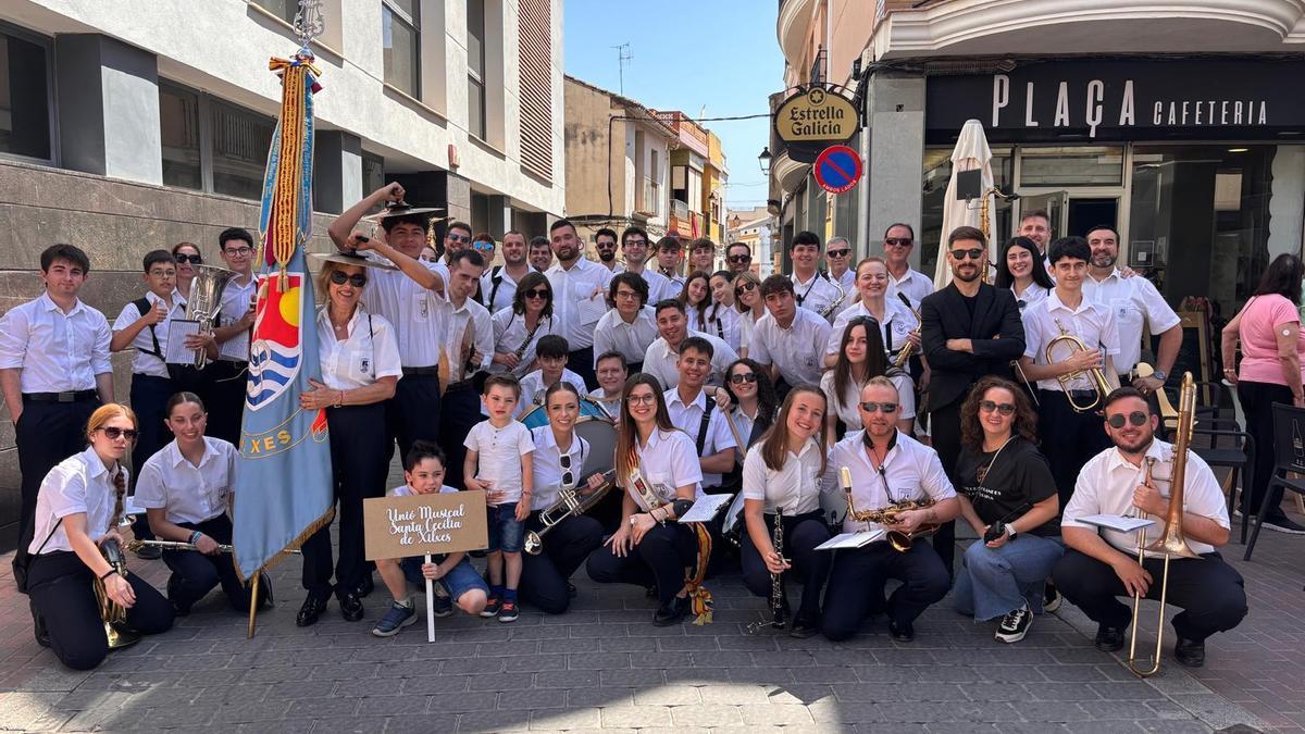 La Trobada de Bandes de la Diputació de Castelló reuneix a quasi un miler de músics a Xilxes en una jornada que celebra la força col·lectiva del moviment bandístic valencià. La plaça dedicada a la Unió Musical Santa Cecília simbolitza el vincle entre poble i música.