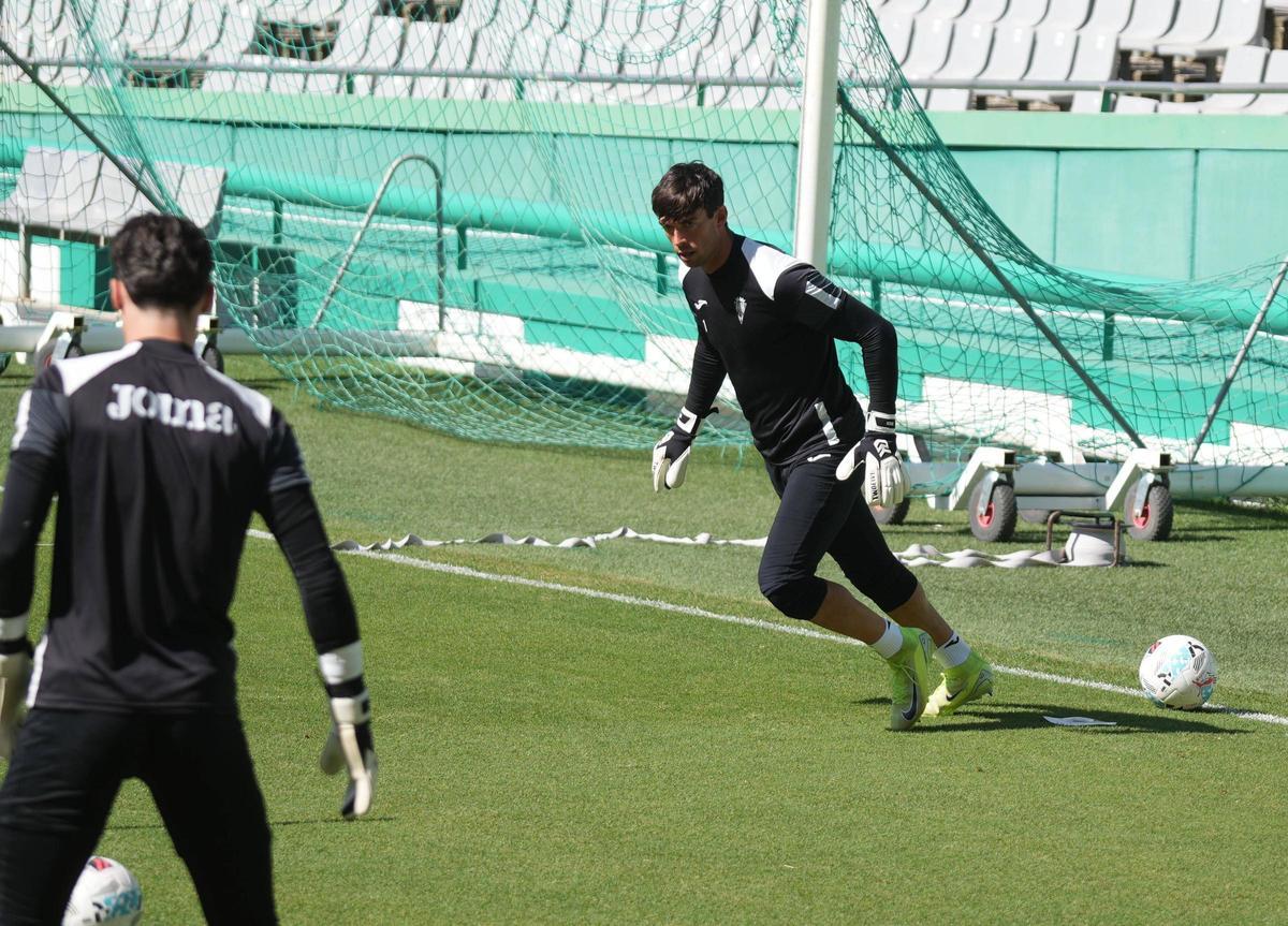 Iker Álvarez, durante un lance del entrenamiento del Córdoba CF del pasado viernes.