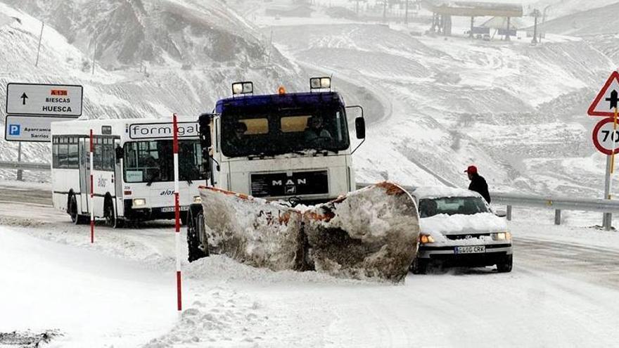 La nieve y los aludes obligan a cerrar las fronteras de Bielsa y el Portalet