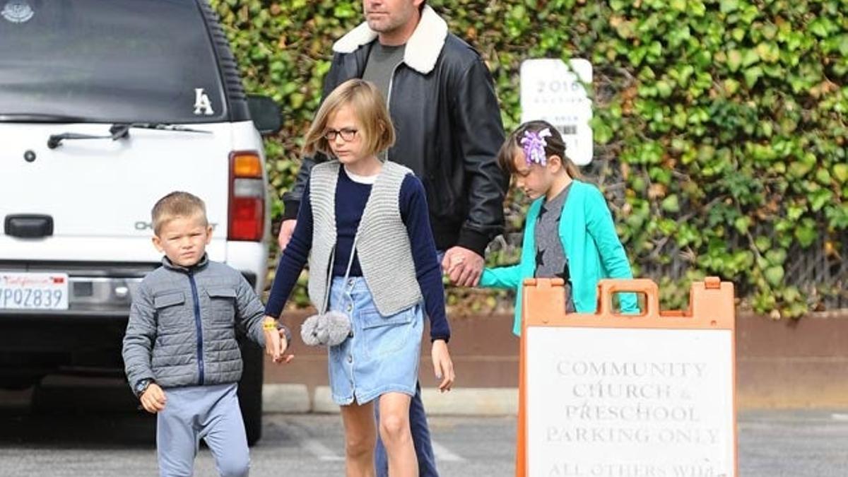 Ben Affleck lleva a misa a sus hijos