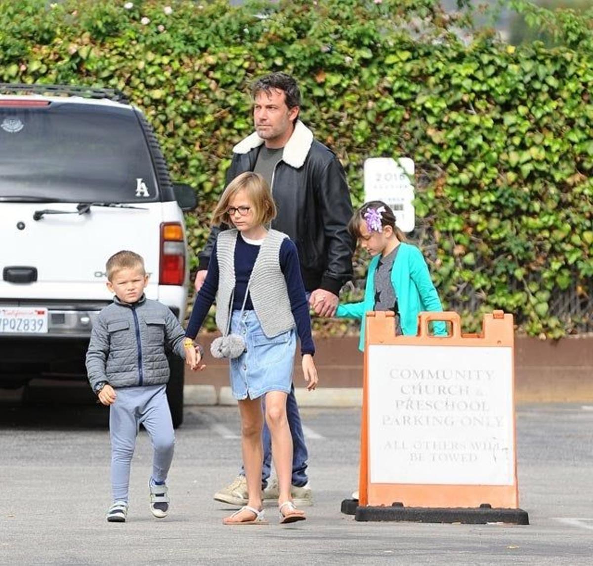 Ben Affleck, de camino a misa con sus hijos