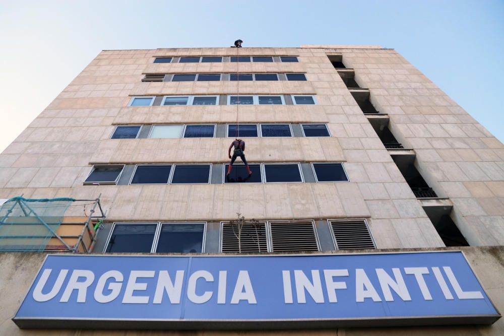 El Materno Infantil recibe la visita sorpresa de Spiderman