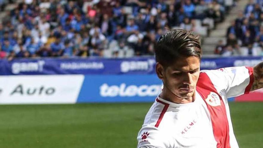 Torró recupera el balón ante Zé Castro, del Rayo.