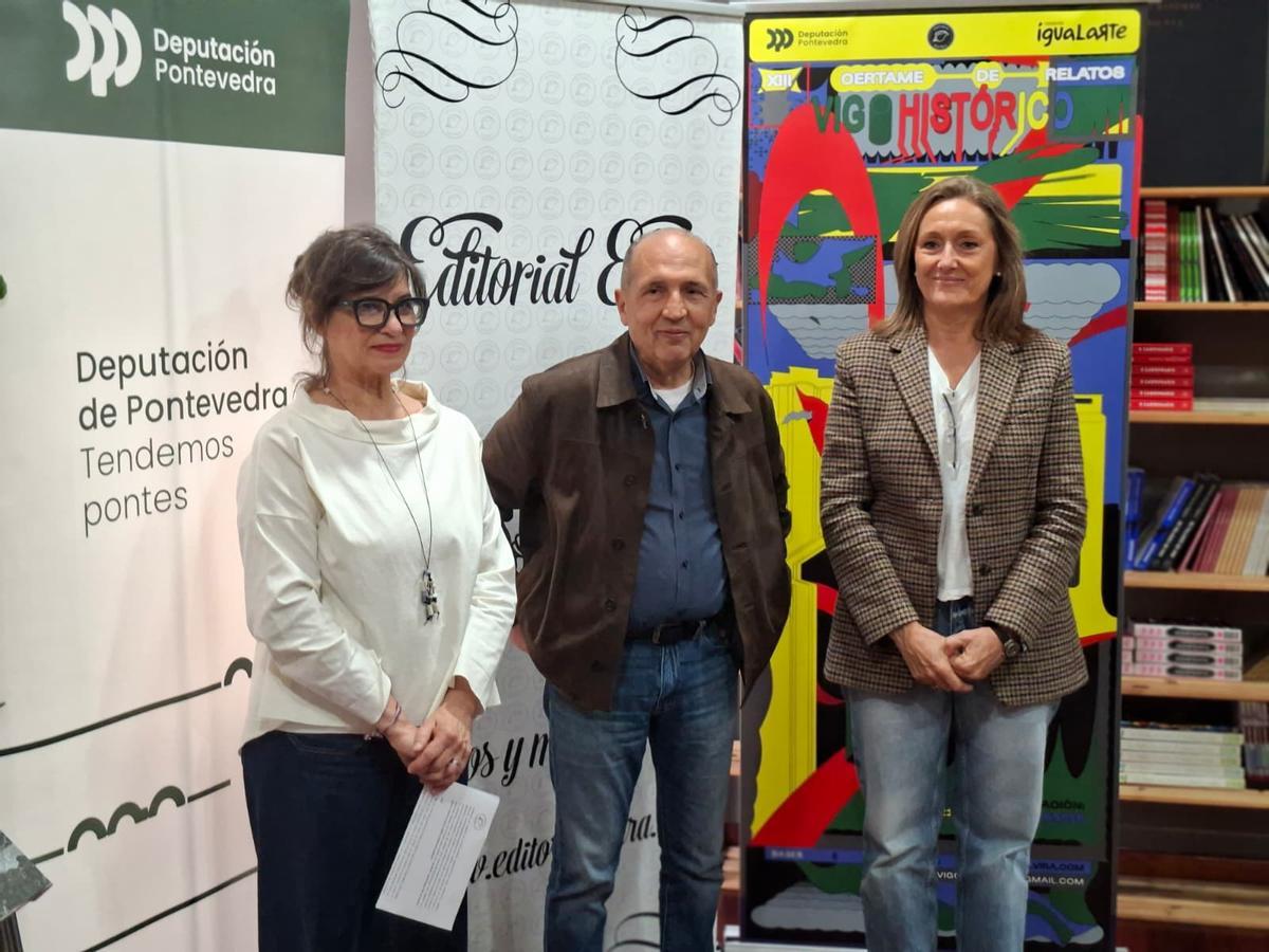 Luisa Sánchez, a la derecha, con el editor de la Editorial Elvira, Xabier Romero, y la jurado Clara do Roxo.