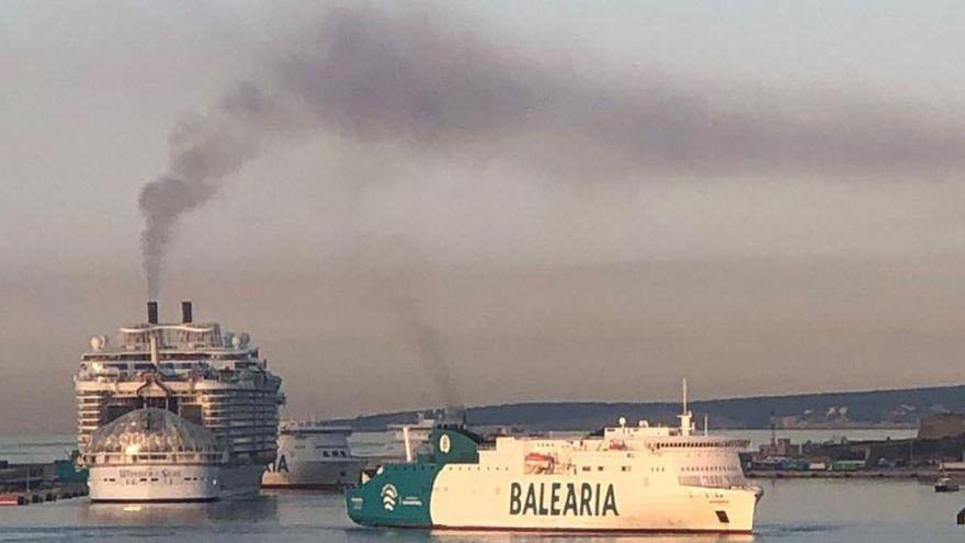 Kein Rauch, sondern Dämpfe: Das Kreuzfahrtschiff &quot;Wonder Of The Seas&quot; am Montag (9.5.) im Hafen von Palma.