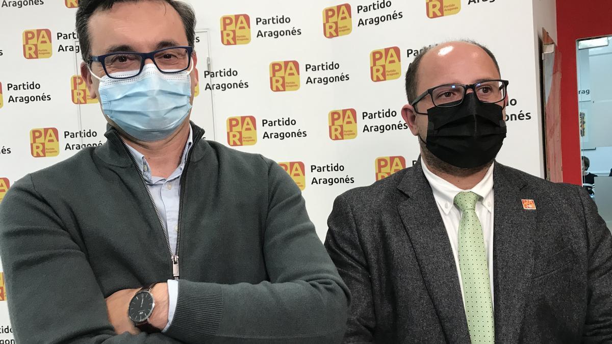 A la derecha, el secretario general del PAR, Alberto Izquierdo, a la izquierda, el vicepresidente de la formación, Roque Vicente.
