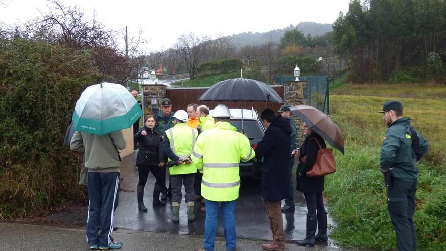 María Jesús Robledo (centro), con la Guardia Civil y personal de la empresa y el Principado, ayer, en Olivar.